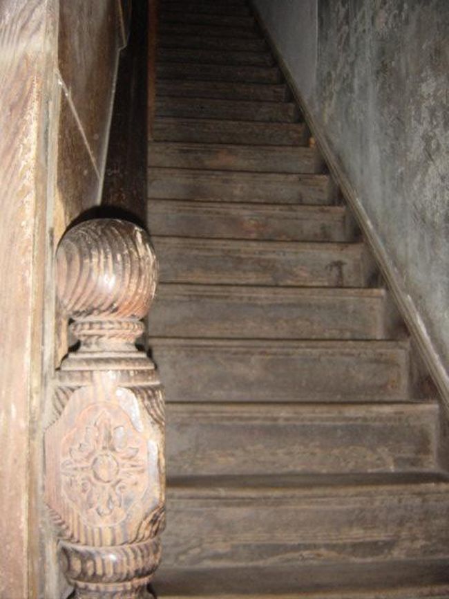 木の階段が３階までずっと続いています。手すりの彫刻がものすごく素敵でした！