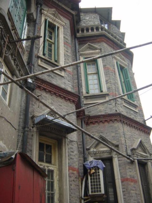 Rさんは、梓園のなかの素敵な洋館に住んでいました。”入れ入れ”と部屋の中にいれてくれましたが、これまた中は木造建築で窓枠とかすごく立派。<br /><br />この屋敷は、中国の画家である王震の家なんだ！とRさんの説明がはじまりました。<br /><br />王震といわれても私がわからなかったら<br /><br />”あれだけ日本に貢献した、お前たちの命の恩人じゃないか”<br /><br />と怒られましたよ。すみません・・・