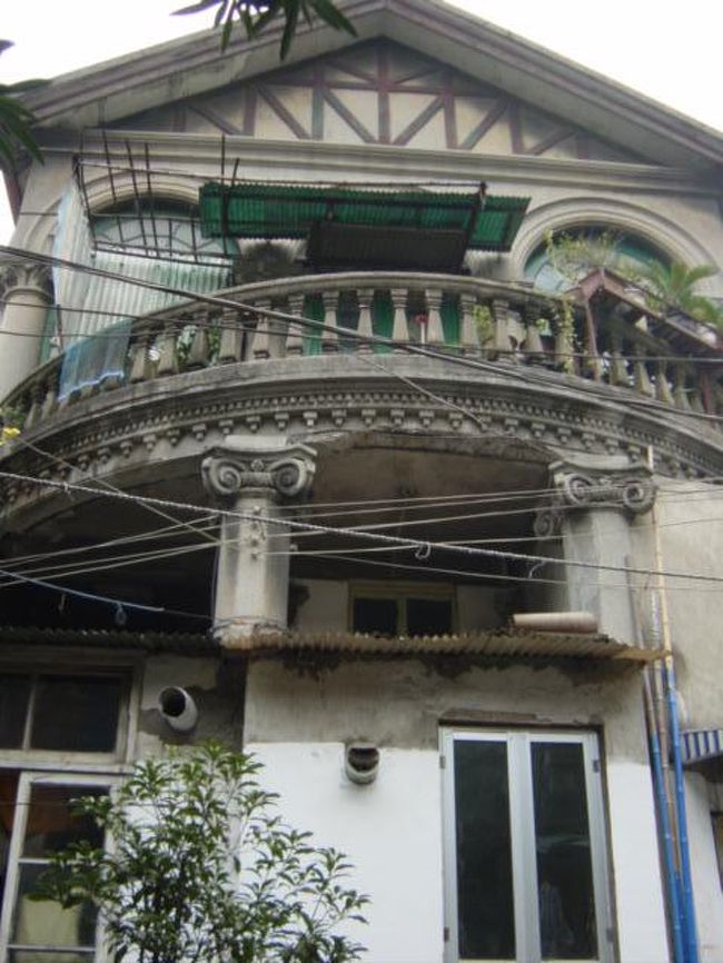 そしてこちらが、入口すぐに聳え立つ和式洋館。ベランダの造りが美しく、当時そこでどんな語らいがあったのか想像してしまいます♪<br /><br />日清汽船株式会社の買弁（貿易の仲介）をして財を成した王震は関東大震災の時、日本に多額の寄付をし、それに天皇が感謝して日本から建築材料と建築士を派遣してこの庭園にこちらの和式洋館をたてたのだそうです。		<br /><br />王震を先生と仰いで、慕った蒋介石もここにきたことがあるのだとか。<br />で、１９２２年、アメリカ航海のあとに中国に立ち寄ったアインシュタインは、上海でこの梓園に招かれて、王震と会食したんだそう。<br /><br />当時は美しい庭園と、王震が熱心な仏教徒だったので、立派な仏堂もあって<br />とにかく豪華な邸宅だったらしいけれいど、今は壊されたり、切り売りされたりして、昔の面影はもうあまり残ってません・・。