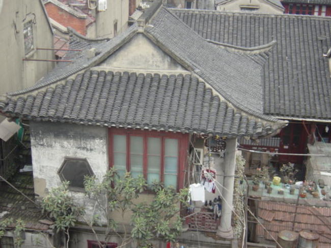 王震が仏教徒だったため造られたとされる仏閣。しかし今は民家に・・。屋根だけがその名残をとどめています。<br />