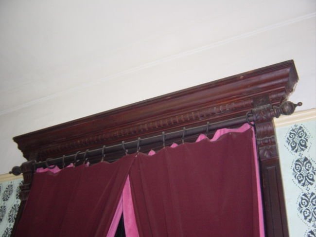 そしてカーテンレールとかもすべて木製で、これも当時のままなのだそうです。　