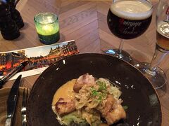 スペルに”fish”とあったこの料理を選びました。

”Monkfish となんとかのなんとか、なんとかソース添え”。　

この”モンクフィッシュ”とやらが、美味しいのなんのって☆☆☆

手打ちのパスタとザウワークラウトが上品にサラっとのっていて、そこに爽やかな酸味と深い旨みが詰まったソース（美味しいものを描写するのは難しいですね？）が、かかっていてですね…もう至福のひと時でした。

これで２番目の店だとすると１番目はどんなだったのだろう？？？と思います。

ビールは軽めだという”ブルックス・ゾット・ブロンド”を食前にもらって、
食事をしながら”ブルゴーニュ・デ・フランダース”という酸味のある黒を頂きました。

ちなみにMonkfishって、アンコウなんですね？　あとで知りました。