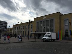 
ブルージュ駅に着きました。

といってもこれは翌日の写真です（イメージです）。

駅に降り立つと雨がザーザー降っていまして、着いて気づいたのはホテルまでどうやって行くか調べてなかったこと。タクシーで行くことにしますが、それも雨ざらしの中、列を並ばなくてはいけなくて結構濡れてしまいました。

結局、同じ方向に行くというイギリス人のカップルと乗り合わせ出来たのですが、ちょっとボラれちゃってたみたいです。（あとから知った）