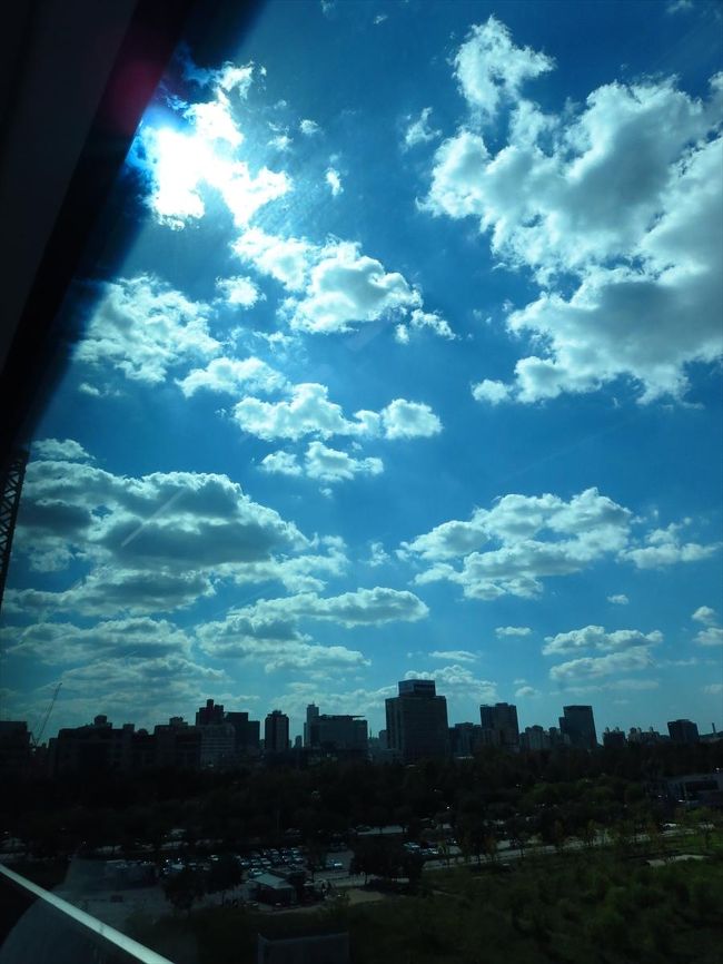 窓の外に広がる空。良い日です。