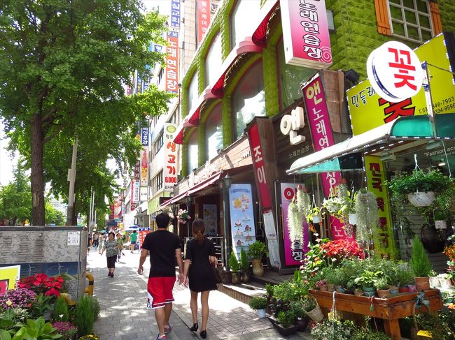 ここらへんは目立つお店は携帯電話のお店とかコンビニとかしかなかったのに、カフェだのバーだの食堂だのできてて、オッサレーな感じになっていました。