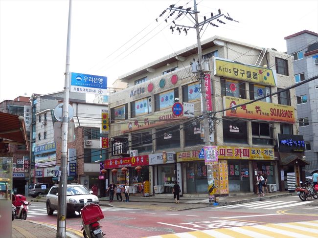 大学正門前の通り。