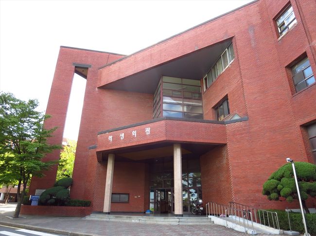 学生会館までやってきました。<br /><br />うわーここ変わってない、全然。<br /><br />サークルの部屋はここに入ってます。