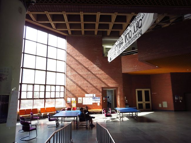 中も変わってないなぁ。ちょいぼろいな。<br /><br />私、大学の第2外国語は中国語で、本当は中国か台湾に交換留学に行きたかったのですが、交換留学先になかったので、同じアジアの韓国は交換留学があるのを発見して韓国語を猛勉強。交換留学に一年行ったのでした。<br /><br />でも韓国語あんまりうまくなくて、2年生の男子学生が宿題のチェックとかして助けてくれて、いつも「ヌナーヌナ―」って慕われてました…笑　その子のサークルの部屋もここにあって、よくみんなで集まってました。懐かしいなぁ。