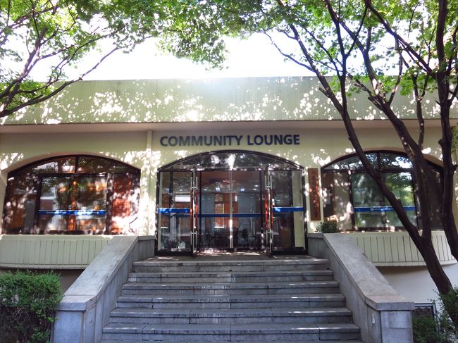 ここには軽食が食べられる食堂とスナックを売る売店がありました。今はカフェが入っています。<br /><br />確かこっちの軽食食堂の方が営業時間が長かったので、普通の食堂の営業時間外はこっちに来た記憶があります。<br /><br />テトラパックのコーヒー牛乳とかパンとか…400〜500ウォンくらいだったと思います。