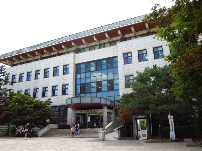 図書館までやってきました。<br /><br />そういや韓国人のアジョッシに嫌味言われたなぁ…嫌なこと思い出しちゃったよ…(-_-;)