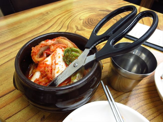 スジェビだけだと味が単調すぎるので、途中からキムチとつまみつつのスジェビ。