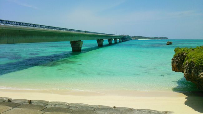 干潮時間が近いので、<br />そろそろ池間橋を渡ります。<br /><br /><br />って！ここもかΣ(￣□￣;)海ｷﾚｲｽｷﾞﾙ<br />