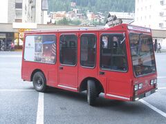 ホテルのバスを利用してツェルマット駅へ。
電動の車です。
１人５フランでした。