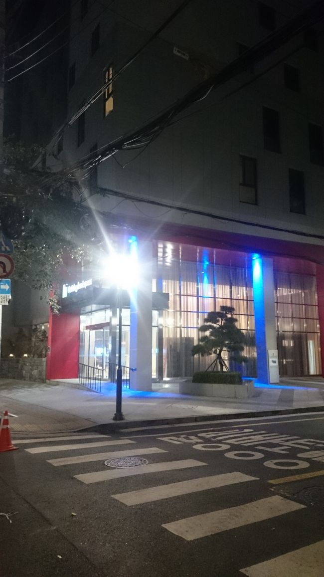 仁川は初めてでしたが 綺麗で大きいのですが 普段 金浦慣れしてる人は 不便に感じると 出口まで 遠く電車に乗るとは(>_<)  私のグループを含め 他の 2グループと 混載バスにて ホテルへ  ラマダ東大門  ホリデインエキスプレス乙支路 セジョンと 周ります  ホテルの写真は夜ですが 昼には着いてました 因みにバスは 事前に 旅行会社にて 代金別途 3000円 追加しました