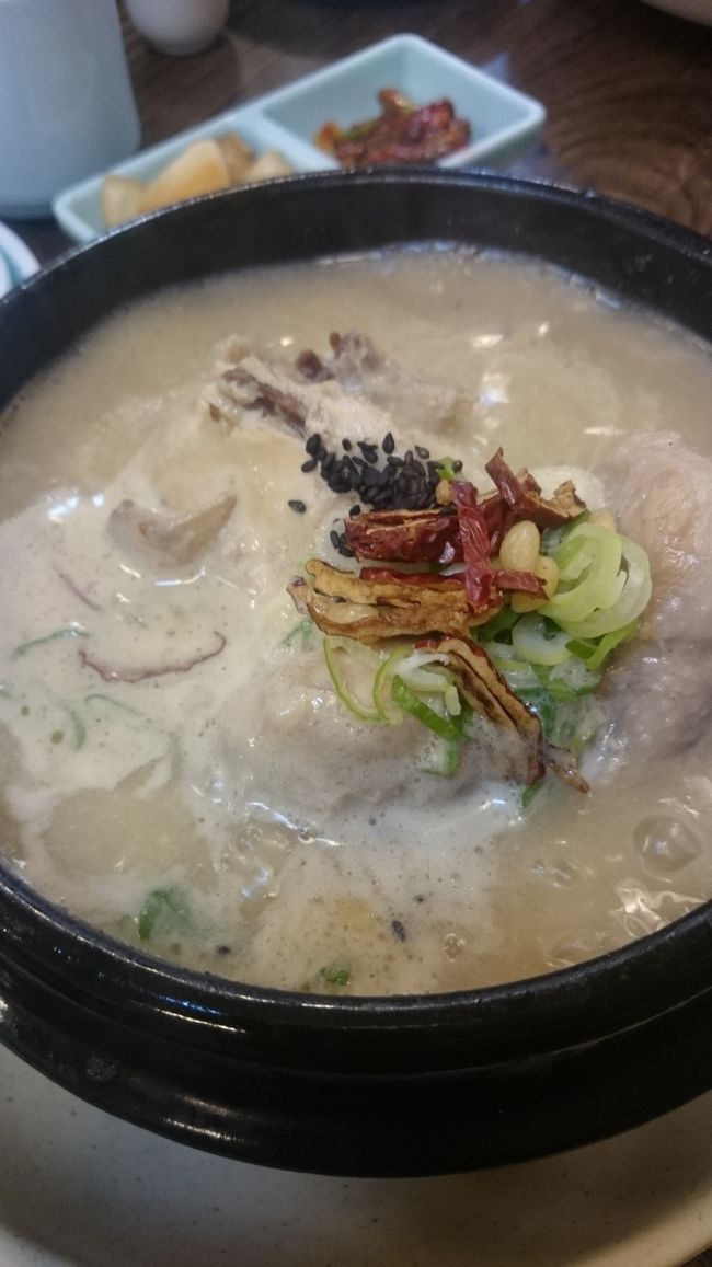 サムゲタンの半分の パンゲタン！  濃厚なんだけど 優しい って 量が ハンパ無いよ(^-^) しかも 美味い！