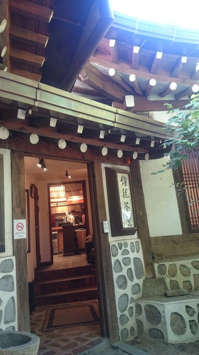 ホテルから 近くの 仁寺洞まで ちょっと お散歩  何せ この日のソウルは 陽射しが強い！ でも 湿気が無いから 日陰や風が 心地よいんですよねー