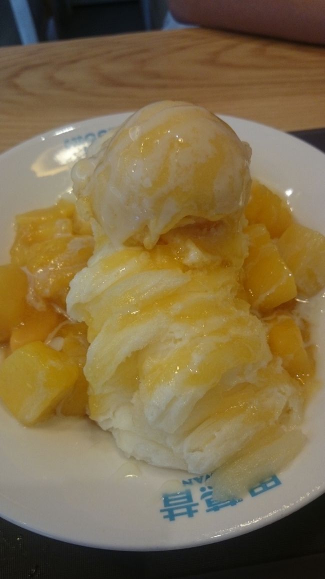 カフェにて マンゴーピンス 店の名前は ピッジョ だったかな？  大陸観光客様用 漢字表記？  味は ネットリ でも クドく無くて サッパリ‼