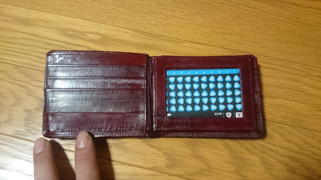 仁寺洞の いつも行く 観光土産にて ウナギの皮の財布を 日本円で 1500円 まで 値切って 買います これ 手になじんで シンプルで 使いやすいので 大好きな １品です