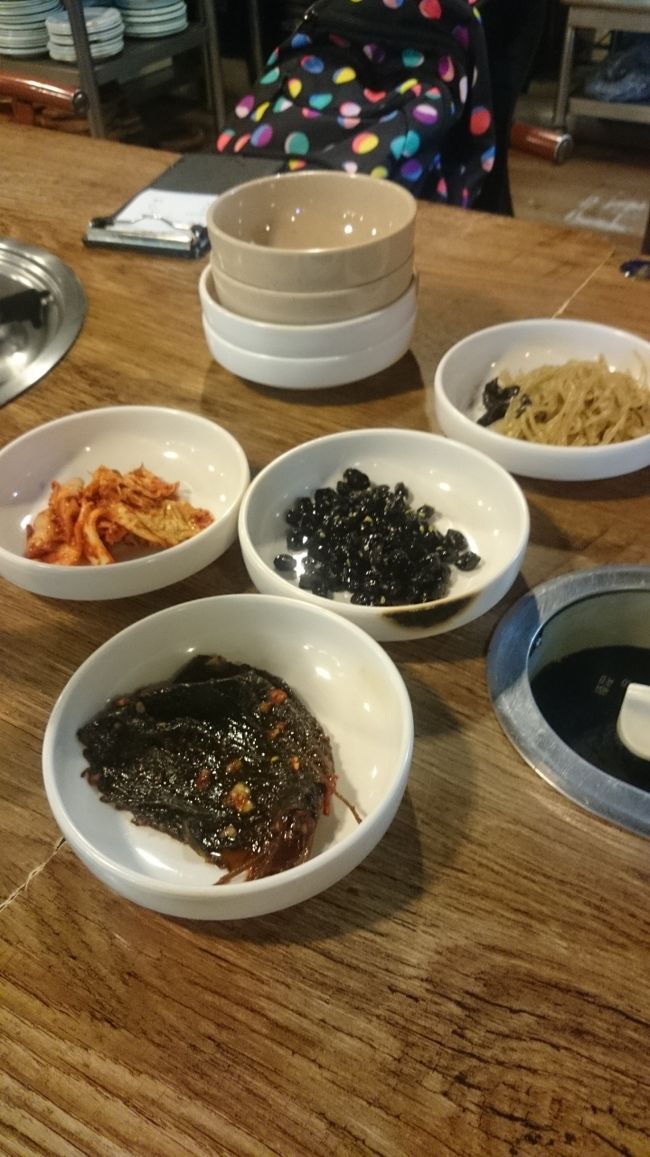 パンチャン(オカズ) 胡麻の葉は 日本の醤油漬けとは 違い 甘辛味噌漬け なので 甘くて 口には 合いませんが 豆の醤油煮みたいのは 酒のツマミに いいですよ