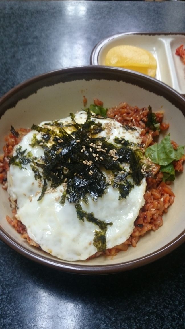 キムチポックンパッ！  付け合わせの汁が 美味い！ モチのロンで ポックンパッも ご飯は 五穀米か赤飯 使ってました！