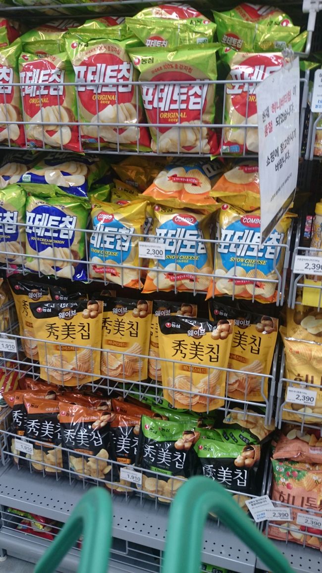 夜は 東大門駅の 裏手の清渓川沿いに 在る ロッテキャッスル地下の eマートへ  この スーパー 食品売場に ちょっとした フードコートが 有りまして 安く 軽食 食べれますよ しかも このスーパー 空いてるから 買い物しやすいです 