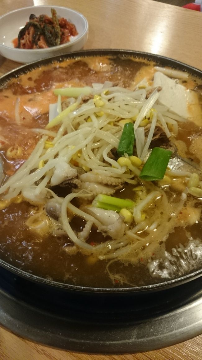 肉も 食べたく無いので またもや キムチチゲ 今回は スペシャル 頼みました 普通のが 7000wに 対して8000wのスペシャル 果たして何が違うのか？