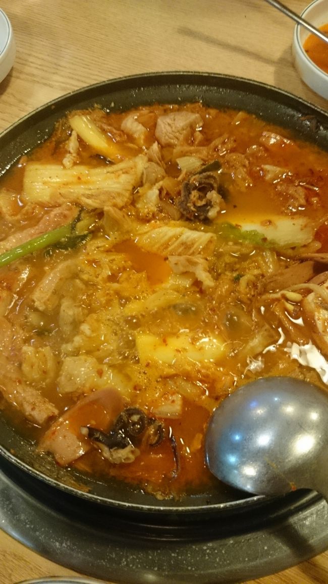 この店 韓国館のは  豆もやし とうふ 豚肉 サンマ ツナ ソーセージ スパム チュクミ(イイダコ) 入り ！(￣□￣;)!!   100円の 違い だけで‼   お得 お得 しかも これが また 美味い！ 200円で 豚肉 追加しましたよ(^-^)