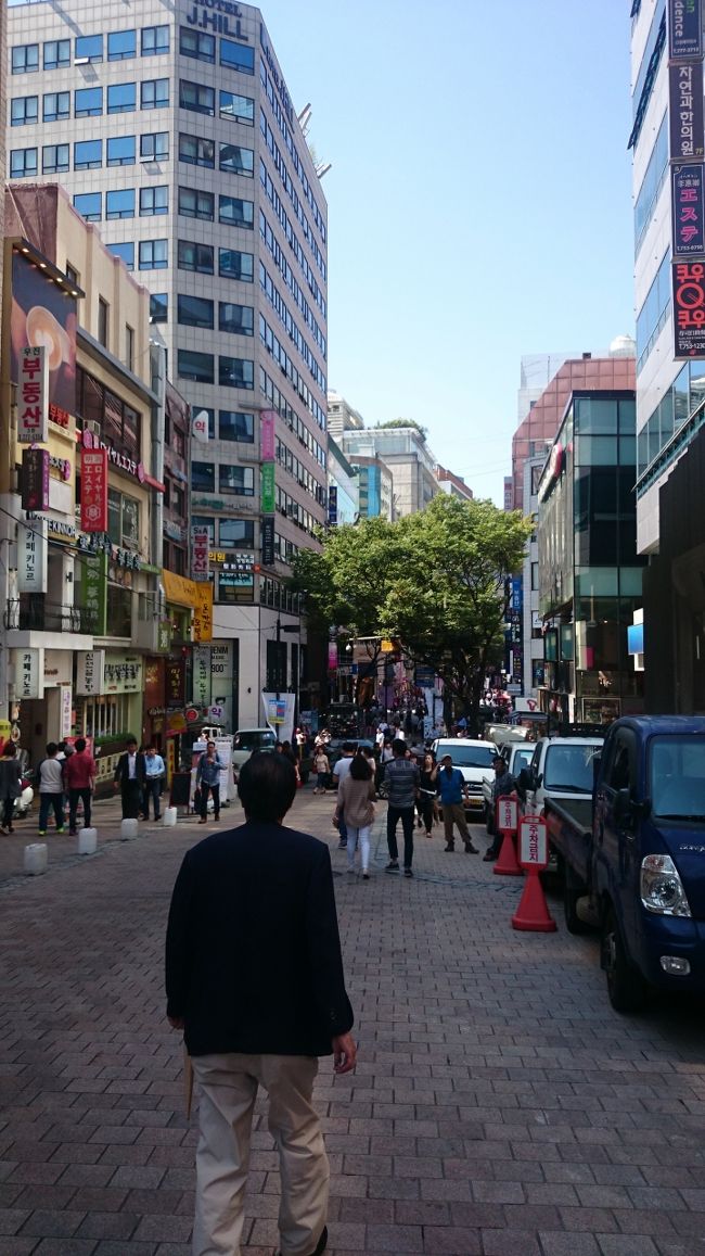 最終日 今日もソウルは快晴！ ベターに 混載バスの時間まで 明洞 南大門 買い物に散歩にと 写真は 大聖堂側から ロイヤルホテルが 建て直し工事をしてました  ソウルは ホテルラッシュですね！