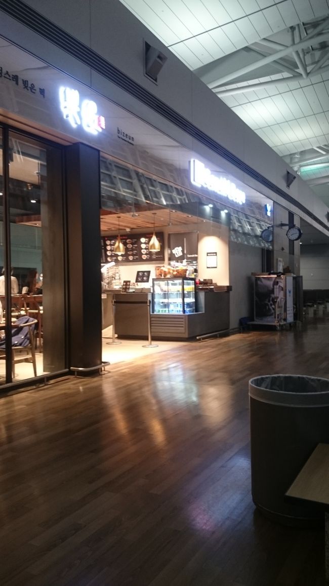 ホリデインエキスプレス乙支路ソウル まず 綺麗ですが ラブホ改造物件   フロント 貴重品 預ける事出来ません  部屋には セキュリティーボックス 有ります    だから バスが来る時間まで 貴重品 持ち歩きなので 面倒です 韓国 釜山も含め こんな ホテル初めてで 少し ガックリしました