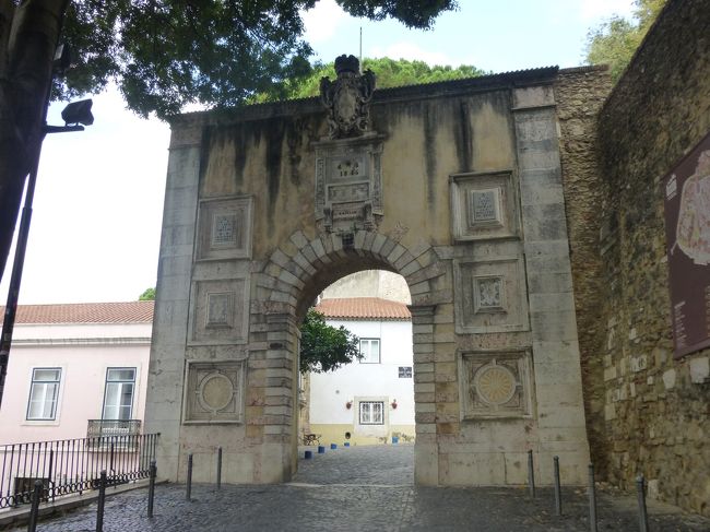 バスはこの門の手前まで連れてってくれました。<br />この季節、体力温存必要です。<br />