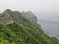 さぁ、夏の積丹ドライブ一番の目的地。
【カムイ岬】この先にカムイ岩を見に行きます。

昔は女人禁制だったらしいですよ。（看板が残っています）