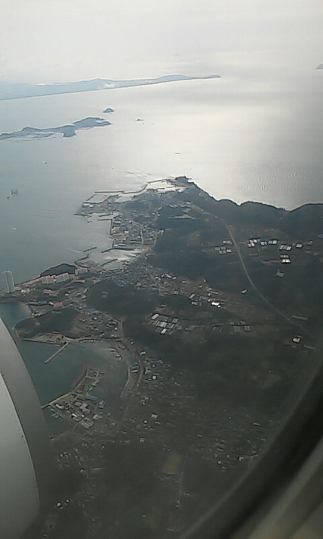 2014年、6月に続き12月にも名古屋上陸。<br /><br />6月はジェットスター利用で往復\10000。<br />乗り心地は悪くないんだけど、後ろの人の膝が丁度お尻にあたって不快だったので、今回はJALにしました。往復\26000。<br /><br /><br /><br />朝イチの飛行機に乗り、約1時間30分で中部国際セントレア空港へ到着。<br />そこから名鉄線に乗り、20数分で名古屋駅へ着き、近鉄線に乗り換えて伊勢市へ。<br /><br />