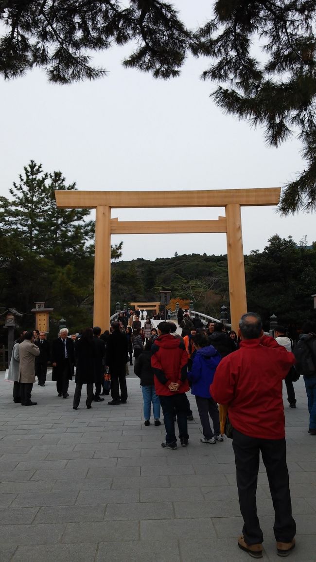 こちらは内宮。<br /><br />外宮前からバスで移動。<br /><br />こちら、内宮の第一鳥居。五十鈴川に掛かる宇治橋の入り口。<br />鳥居がいっぱいあるんだけど、毎回、お辞儀をして入り、出る時もご挨拶します。<br /><br />