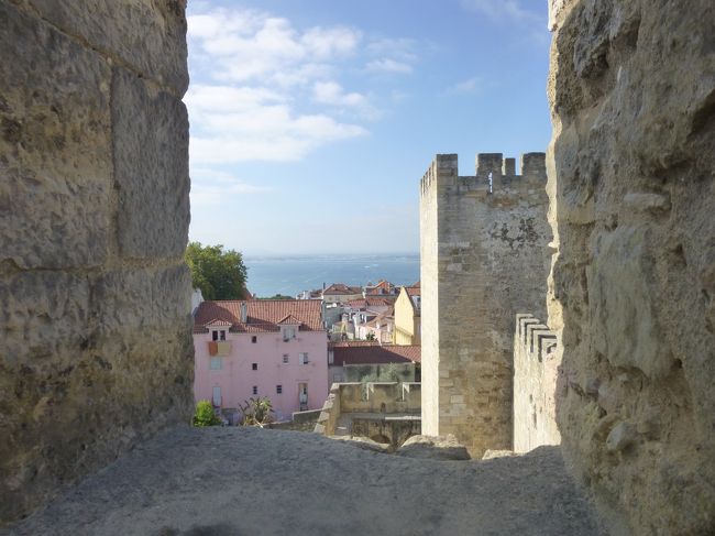 隙間からアルファマ地区。