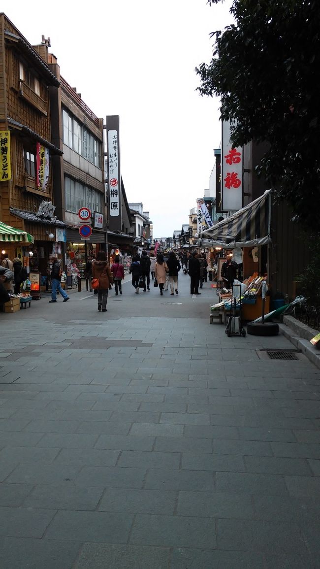 さて、内宮といえば【おかげ横丁】<br /><br />平日の12月でもそこそこ参拝客で賑わっています。