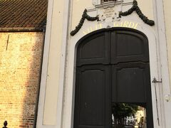 
修道院の門。

1776年だそうです。

ジョギングしている方々が入って行ったので続きます。
