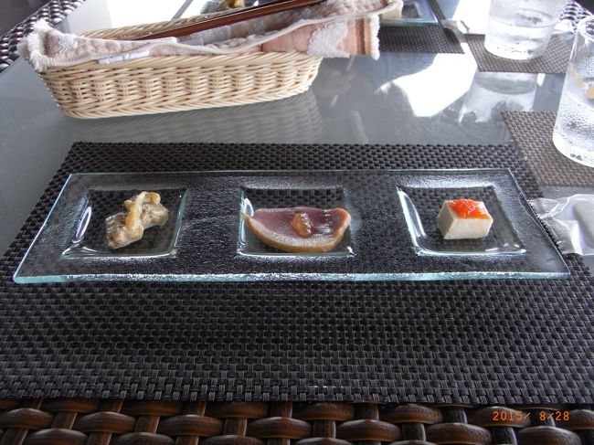 ランチセットの前菜。<br /><br />左のなんだっけ。中央は鴨、右はお豆腐。<br /><br />腹ペコでおなかにしみる〜〜〜！<br />ぺろりとなくなる！