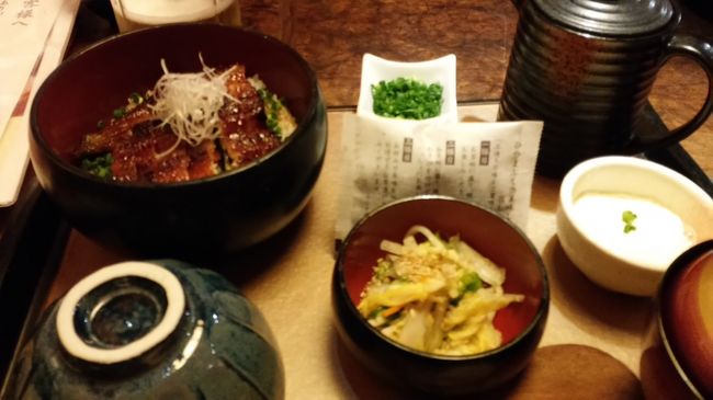 この日は冷たい雨が降る日でね。<br />お昼にお店に向うも1時間以上待たされました。<br /><br />人気店のようです。<br /><br /><br />期間限定のお得なセット。<br /><br />写真の他に塩焼きの肝とお決まりビール。（笑）