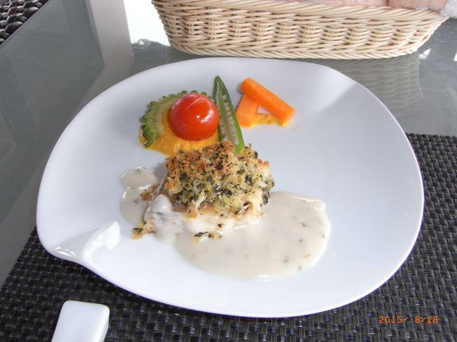 ちぼのメインは白身魚の香草焼き。<br />魚はシイラだよ。<br /><br />味付けは薄めだね。素材のおいしさを満喫！<br /><br />付け合わせのゴーヤがうれしい(*^-^*)♪<br />ちぼは、ゴーヤ大好きです！