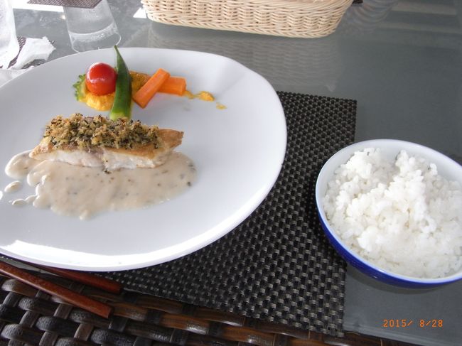 よしくんの香草焼き。<br /><br />よしくんのメインは豆腐ステーキなのでお魚は小さめです。<br /><br />二人ともごはんを注文。だって腹ペコだからね(*^-^*)