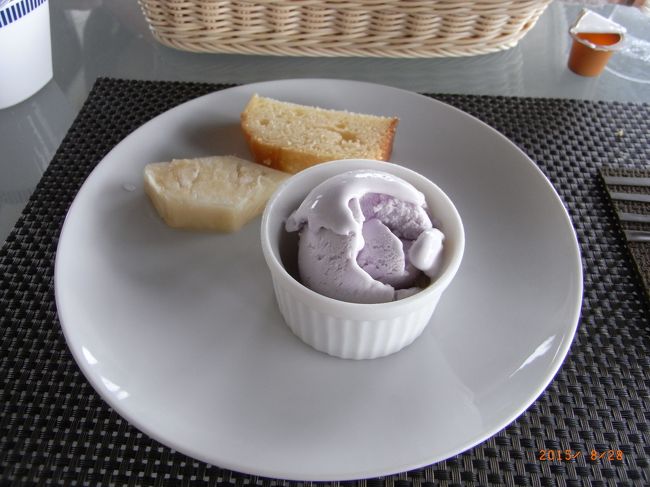 ソフトドリンクとデザートがついてるよ。<br /><br />紅いもアイスクリームが最高においしかったよ！！