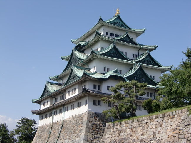 ひつまぶしだけでは申し訳ないので追加記事。<br /><br /><br />6月に名古屋へ来た時に名古屋城も見学しました。<br /><br />徳川家康が天下統一の最後の布石に築いた城。<br />素晴らしいですね。