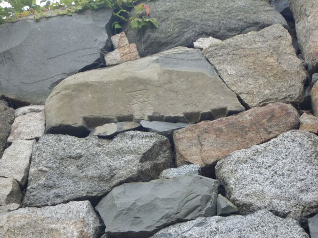 石垣にはお印が彫ってありますよ。<br /><br />何藩かで築城の作業をしたので、<br />ここは家がやったんだよーっていうマークらしい。