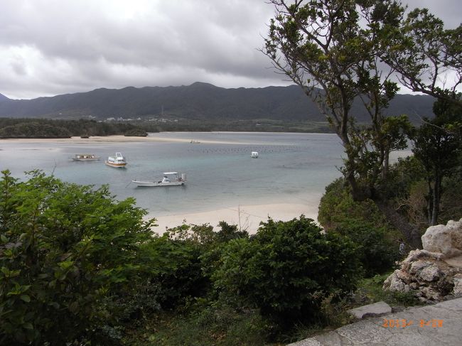 ガイドブックで一押しの川平湾が見えてきたよ〜<br /><br />雲はあるけど。。。