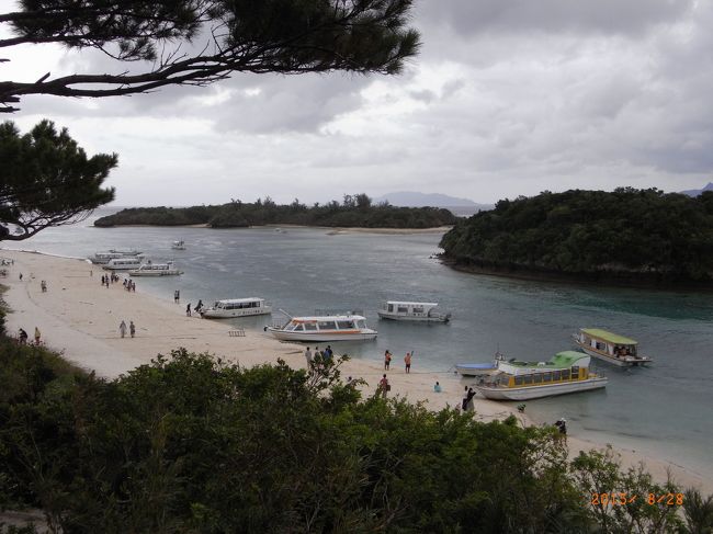 ここだよ〜<br /><br />有名な川平湾！<br /><br />素敵な景色だよ〜もっと日差しがほしいけど、<br />これでもきれいだよ〜(^_-)-☆