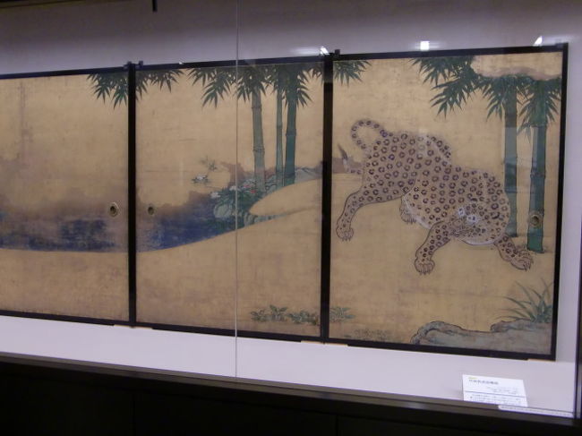 重要文化財の竹林豹虎図(玄関一之間東側襖絵)<br /><br />≪名古屋城HPより≫<br /><br />狩野派の絵師により描かれた障壁画。1,047面が重要文化財に指定。<br /> 名古屋城本丸御殿は、狩野貞信や狩野探幽など日本画史上最大の画派「狩野派」の絵師たちにより、部屋ごとに異なる題材で床の間絵、襖絵などが描かれ、絢爛豪華に彩られていました。<br /><br />戦災により本丸御殿は失われましたが、取り外すことができた襖絵や天井板絵などは焼失を免れ、今も大切に保管されています。そのうちの1,047面が国の重要文化財の指定を受けています。