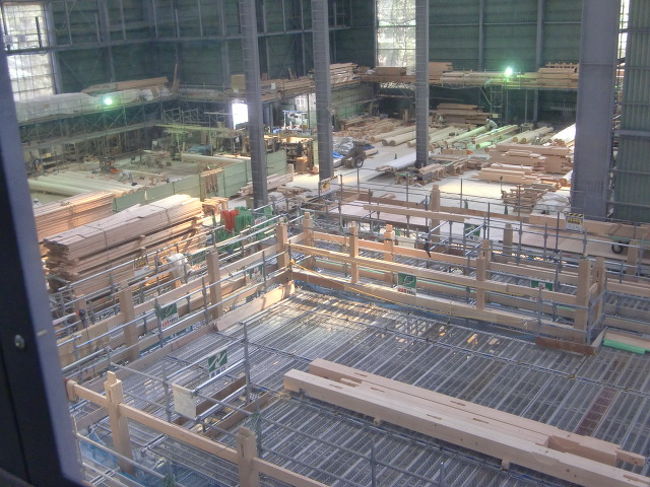 名古屋城では本丸御殿の復元工事中でした。<br /><br /><br />≪名古屋城HPより≫<br /><br />かつて名古屋城の本丸には、天守閣の南側に本丸御殿がありました。この本丸御殿は、近世城郭御殿の最高傑作と言われ国宝に指定されていた建物で、現在、国宝になっている京都二条城の二の丸御殿と並ぶ武家風書院造の双璧と言われていました。<br /><br /><br />勇壮な天守閣と優美な御殿が並び建つことで、名古屋城は城郭建築としての風格を形成しており、1930年(昭和5年)に国宝に指定されましたが、1945年(昭和20年)5月、空襲により天守閣、本丸御殿ともに焼失してしまいました。<br /><br />戦後の復興にともない、1959年(昭和34年)に天守閣は再建されました。本丸御殿についても、江戸時代の文献のほか、多くの写真、実測図が残されており、在りし日の姿を忠実に蘇らせることが可能です。<br />