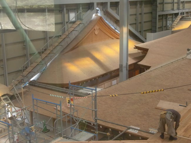 大きな体育館のような屋根付きの家屋で職人さんが再建しています。