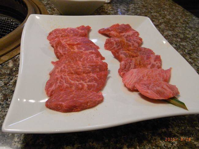 まずはカルビとモモ肉。