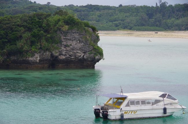 なんだろう、ビーチマニアの私が今まで見てきた海の色とはまた違った感じ。<br />海の色が濃いというか、深いというか。